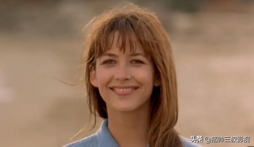 梨涡浅笑，美丽动人的苏菲玛索用她标志性的笑容融化有情郎