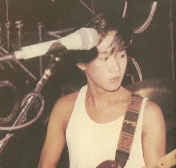 黄家驹戴面具唱的歌,黄家驹戴的十字架