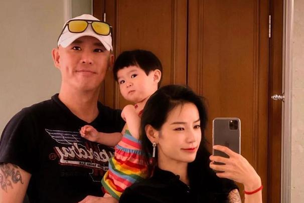 网红相差17岁的夫妻抖音,网红炫富爆红