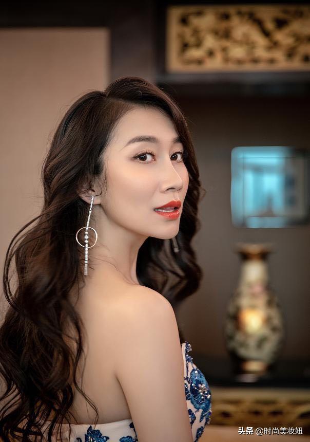 温峥嵘蓝色缎面刺绣抹胸裙,41岁温峥嵘惊艳美图