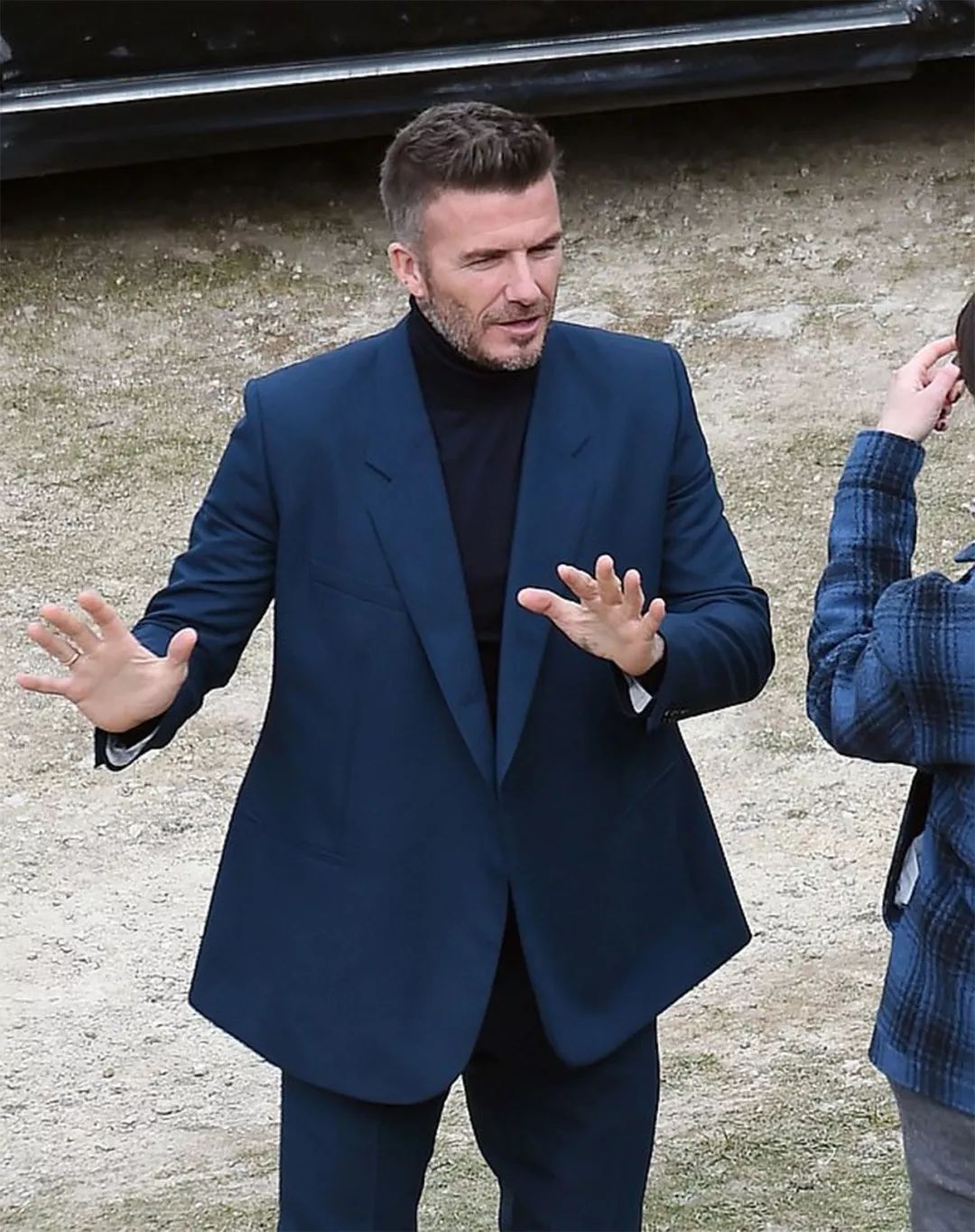 贝克汉姆上街穿搭,年轻时贝克汉姆西装帅气