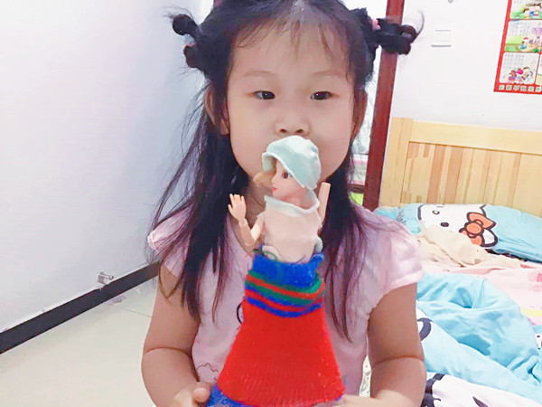一个小女孩给芭比娃娃做衣服,孩子想给芭比娃娃做衣服怎么办