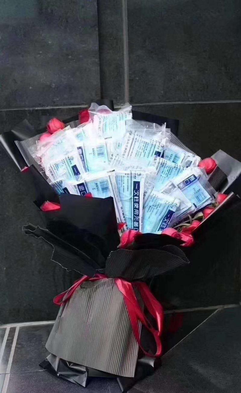 突然，我们的生活离不开口罩了