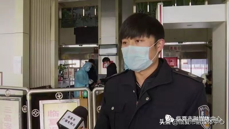 临夏汽车站、高速路口设卡测量体温有序做好疫情防控工作