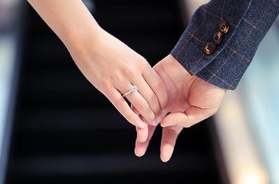 钻戒的戒指圈一般是什么材质的,怎么选钻戒的戒托选什么材质