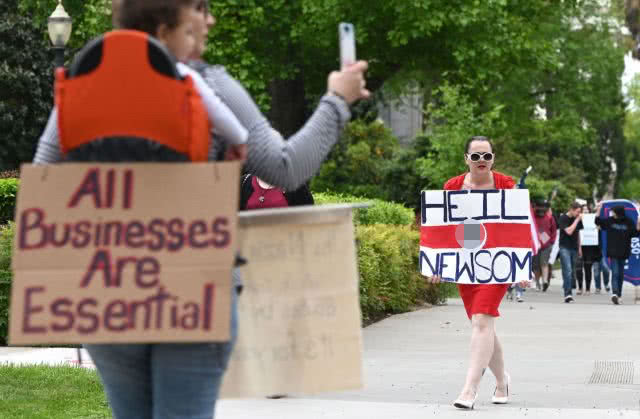美国民众街头反对战争,美国居民持枪面对抗议队伍