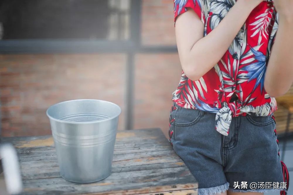 飞机上医护人员为病人吸尿,飞机上吸尿救人医生将获奖励