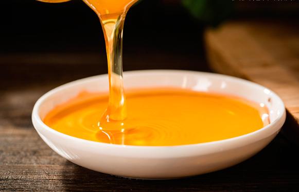 买蜂蜜最重要的是什么,买蜂蜜是固体的好吗