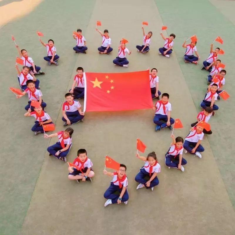 迎国庆街景,迎接国庆换上崭新的国旗