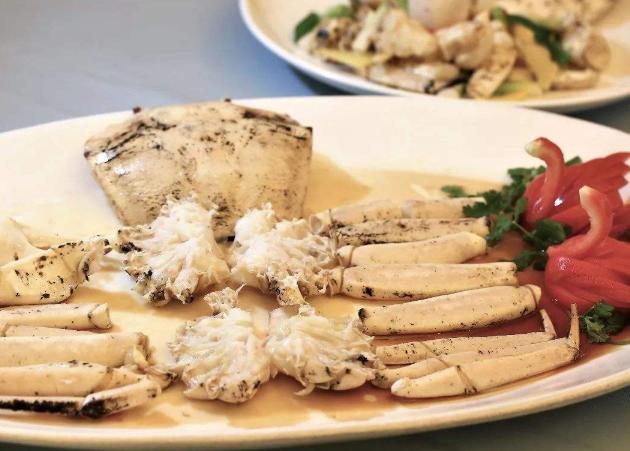 螃蟹比较小但是比较好吃,螃蟹有红色的有白色的