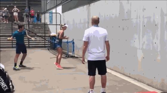 职业球员练习大全，飞身拦截穿越球不在话下