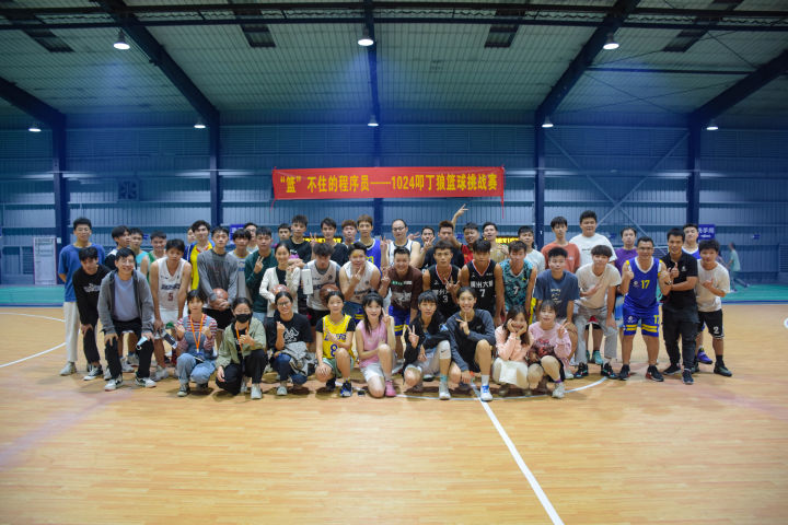 在叩丁狼1024怎么过？当然是“打爆”校长，挑战高颜值篮球博主