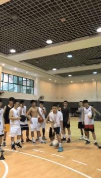 连续背转身过人学会你就变大神,每日学一招转身跳投