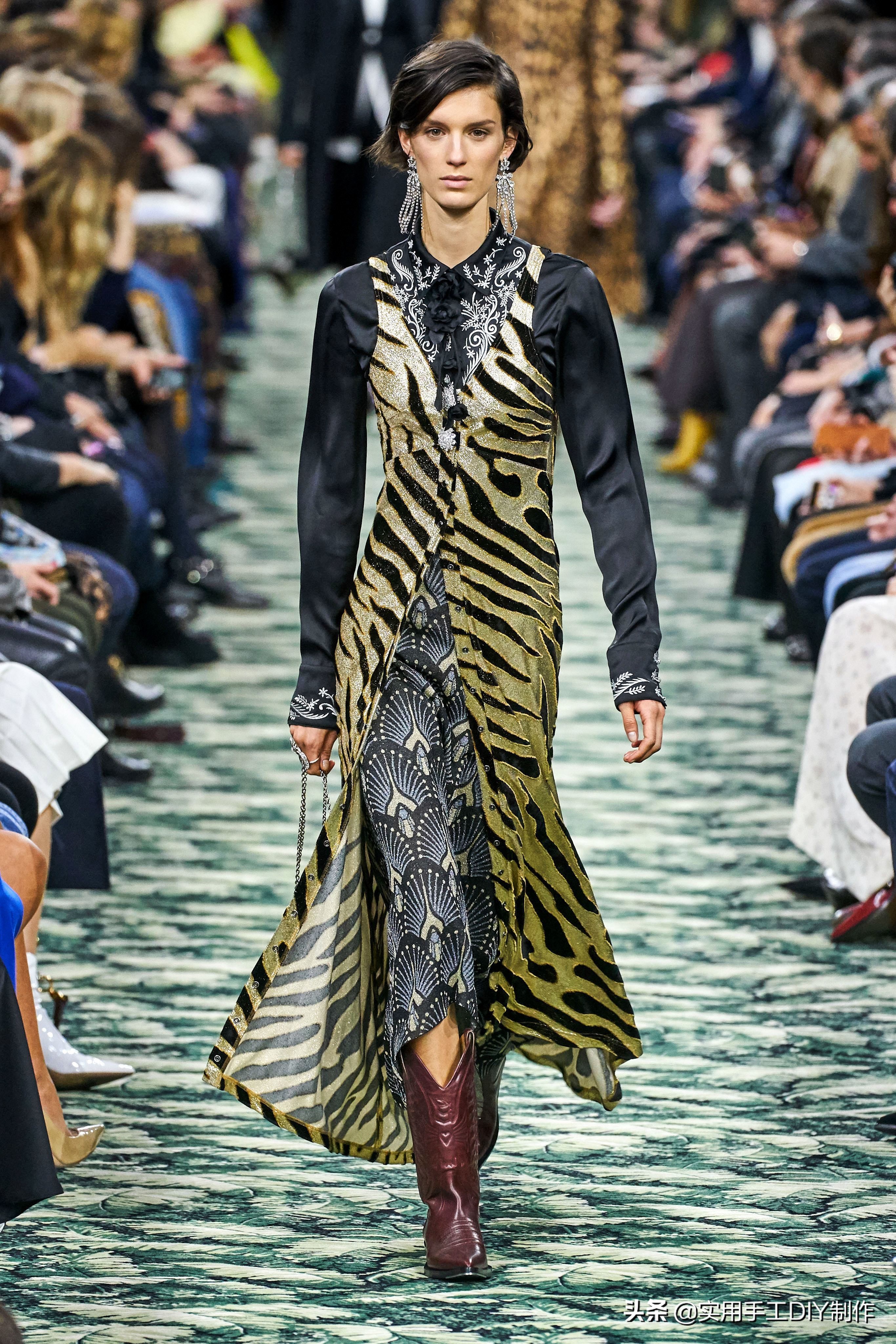 时装周pacorabanne系列2020,pacorabanne2021春夏系列金属长裙