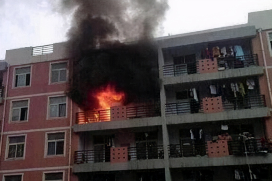 大学寝室的沙雕日常，小太阳上烤大虾，导员闻着味就来没收了