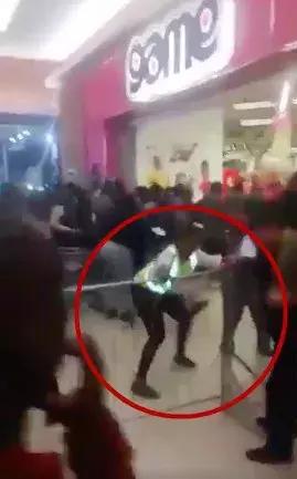 黑五疯狂打折视频,黑五冲进商场