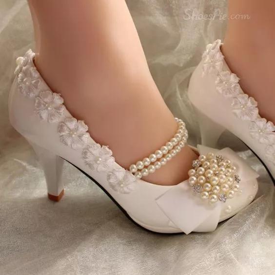 买了双白色高跟鞋，嫌太单调，稍加改造就美过新娘鞋，附教程