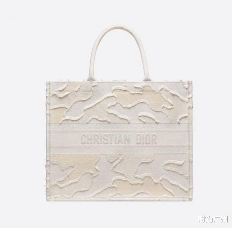 染绿涂污做旧剪烂，破烂版竟比原版还贵？品牌在偷笑