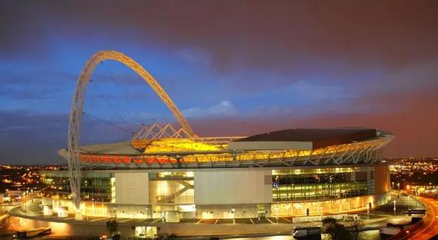 世界顶棚可以开闭的足球场视频,目前有顶棚的足球场有哪些