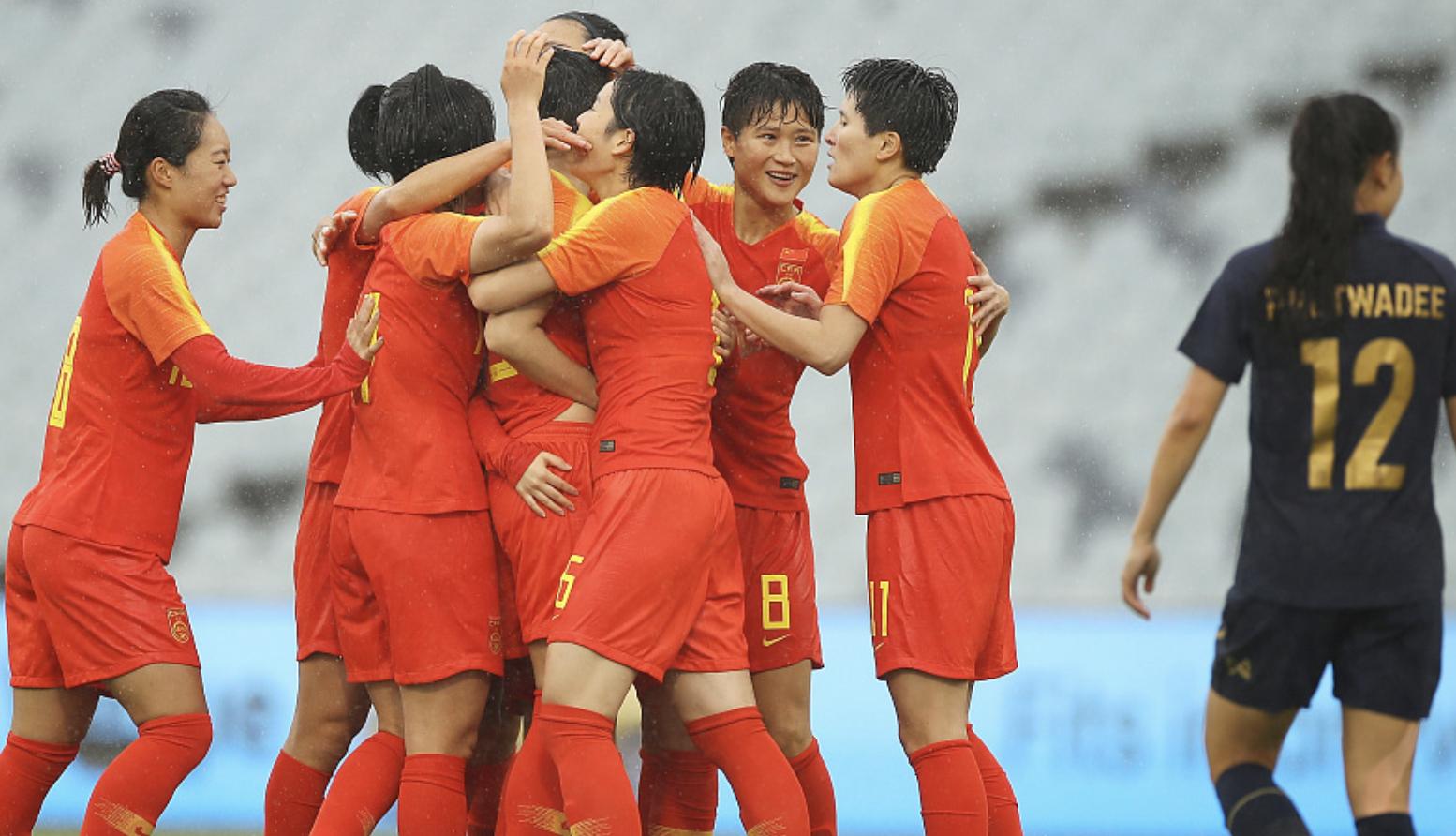 鼓舞中国女篮,中国女足网友欢呼