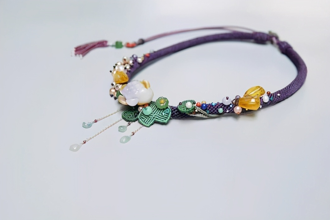 翡翠怎么用100块赚到10万,怎么把翡翠戴手上