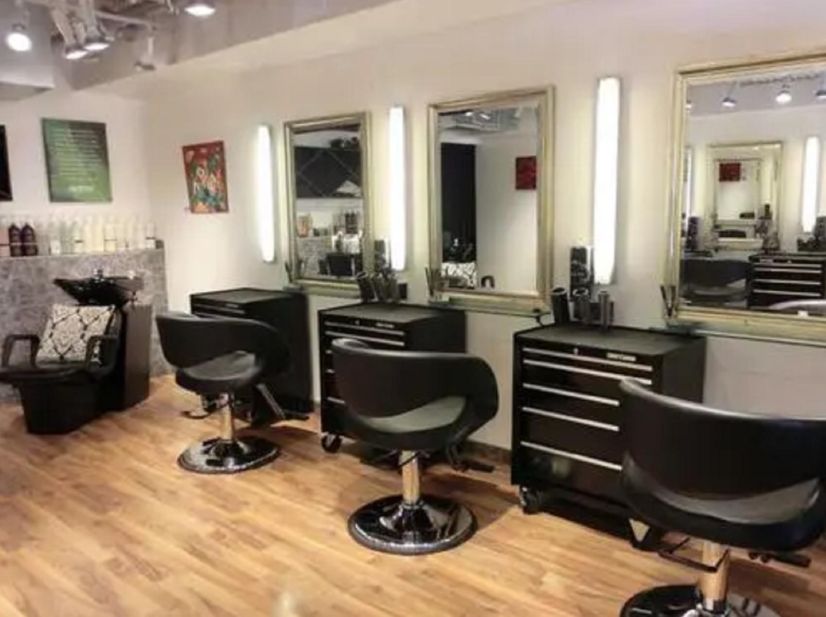 “我丑得出不了门!”女大学生花1000块染发变成这副模样:赔我20万