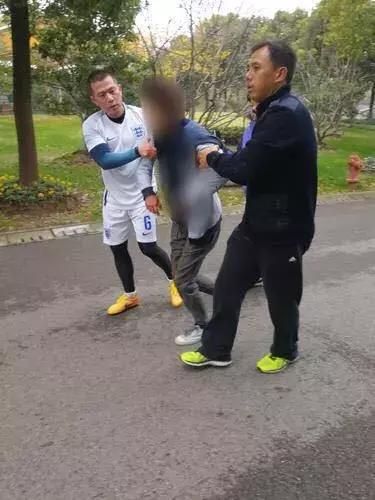 他们本想踢个球，最后却跳下了湖，关节都冻僵了，还说“值！”