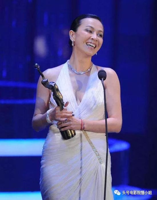 刘嘉玲54岁：经历富商绯闻和裸照风波，不生娃，靠8个字撑到今天