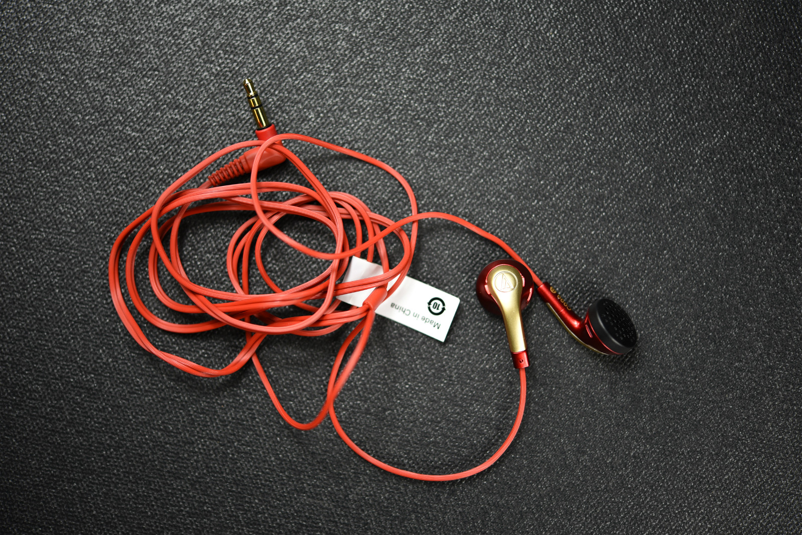 同等价位平头塞和圈铁耳机哪个好,手机直推平头塞耳机推荐