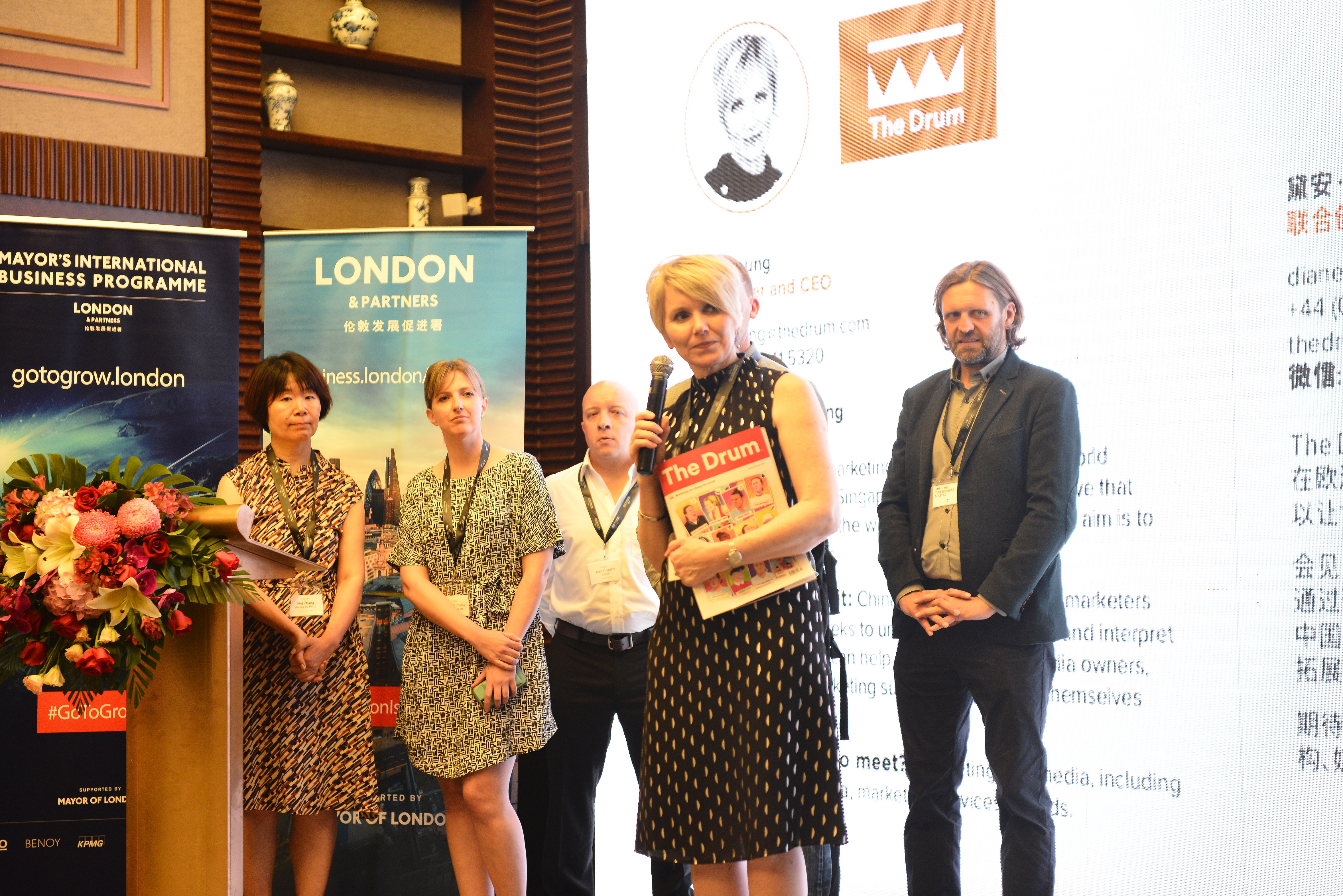 伦敦副市长与微队队长联袂演示智能足球感知技术