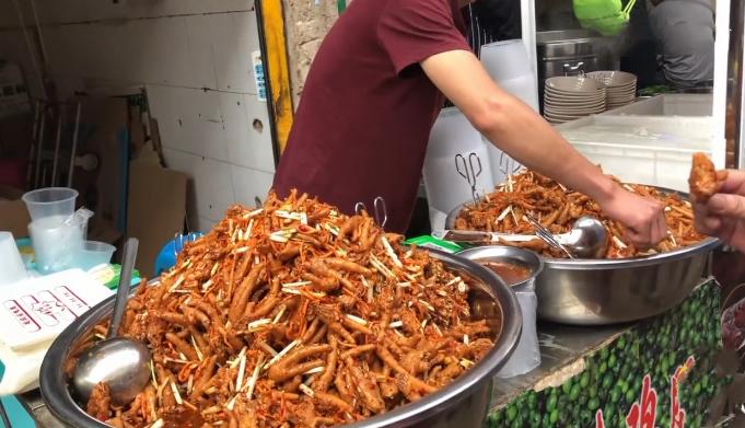 街边卖小吃一天赚500元,23岁小伙自创10元小吃5000摆摊