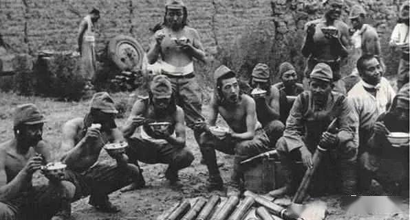 王耀武特赦出狱，周恩来帮他找到家人，女儿却递给他一纸离婚协议