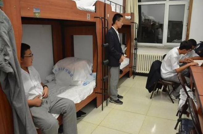 孩子初中住校好还是走读好,初中生选择住校还是走读