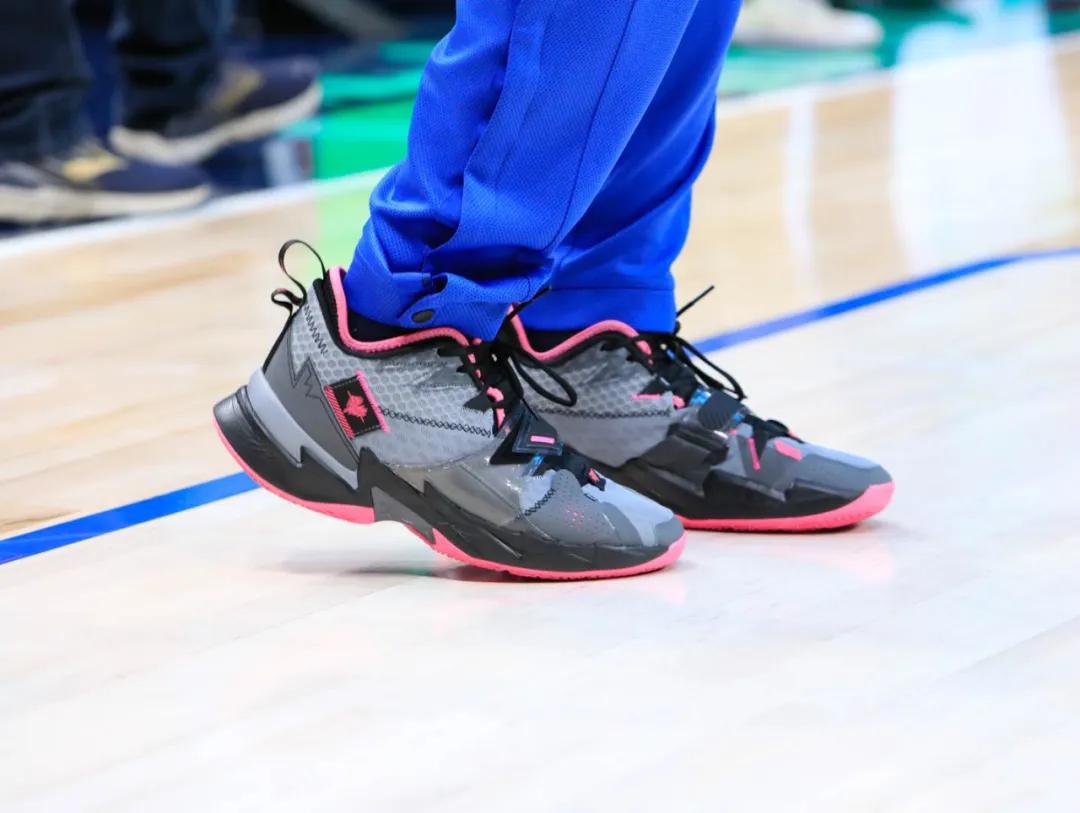 NBA球员上脚:独行侠球员的球鞋,波尔津斯基和小哈达威很帅!