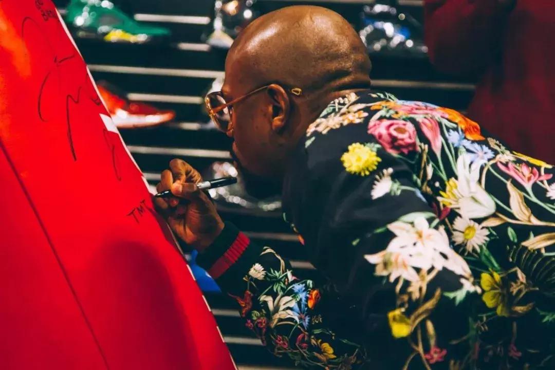 90后中国鞋王,中国90后在美国卖鞋