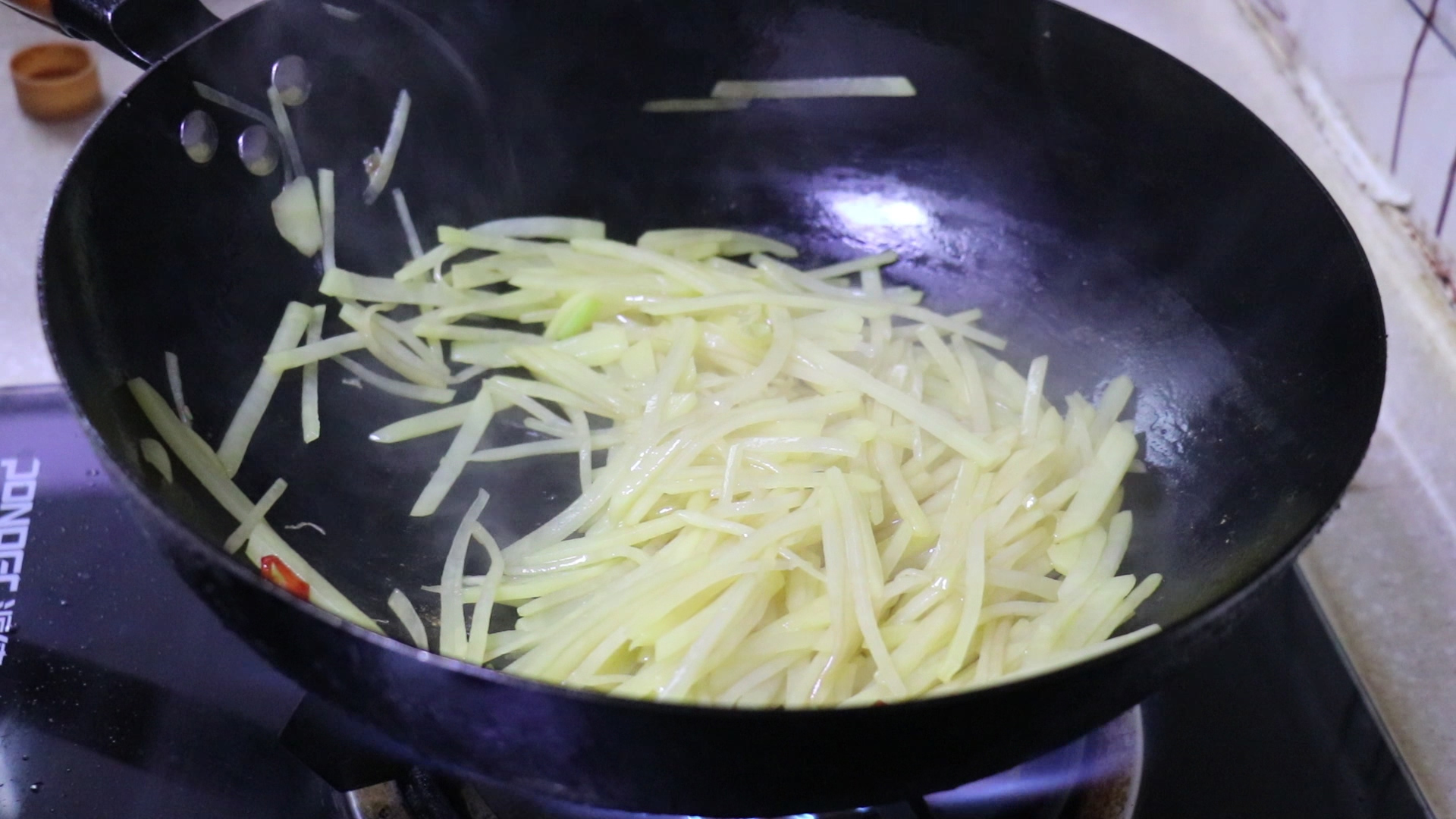 炒土豆丝不粘锅的方法,炒酸辣土豆丝放酱油就粘锅