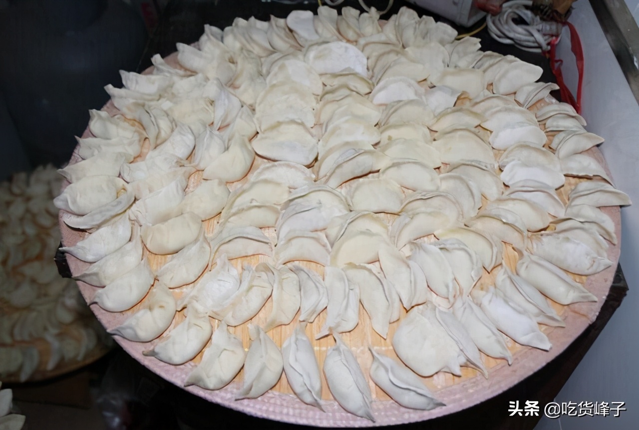 刚包好的饺子怎么放冰箱不粘连,冷冻饺子怎么放才粘不住