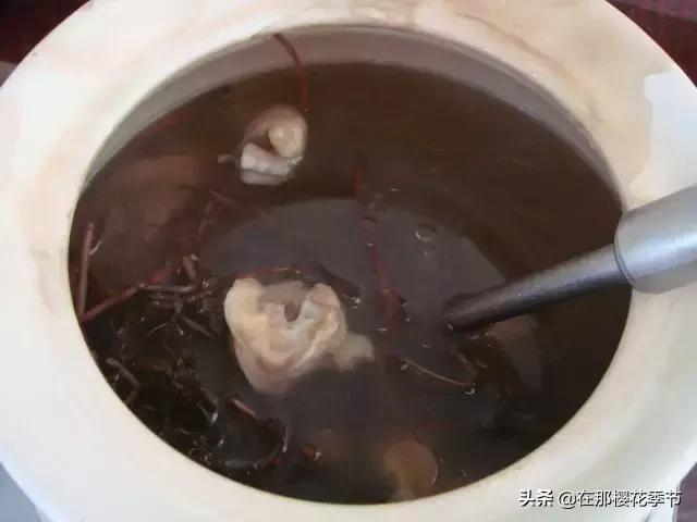 一位客家妈妈用艾草煮水给儿子洗澡,结果万万没想到...