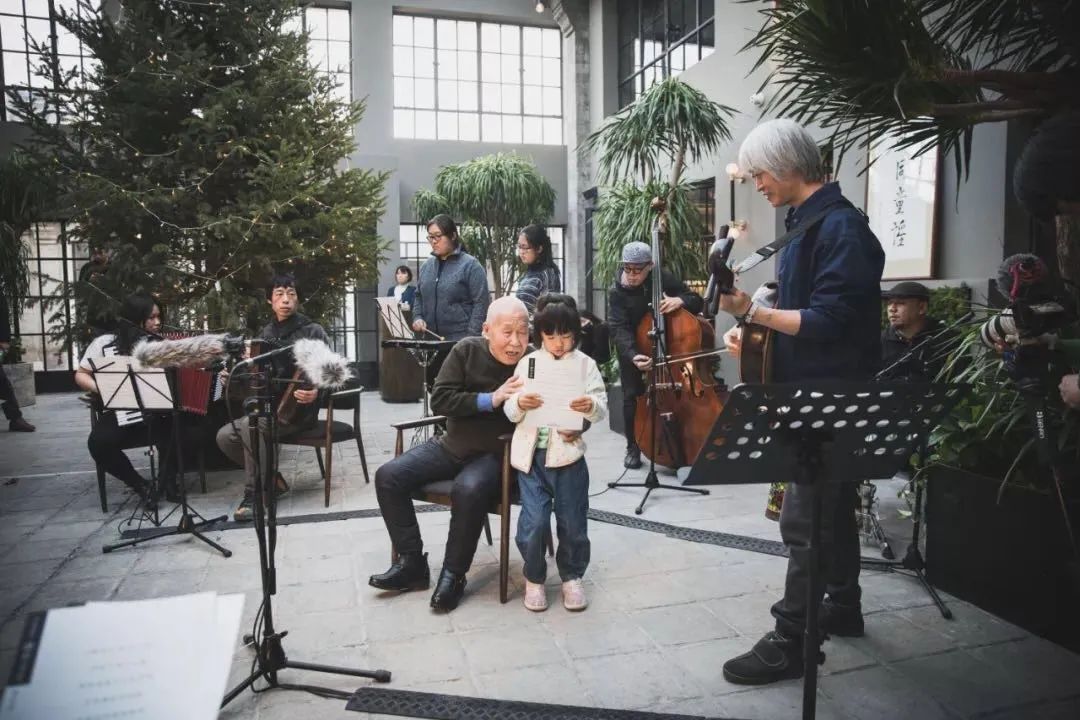 一个中年鬼才，整天逛公园，缠着大爷大妈给他唱歌