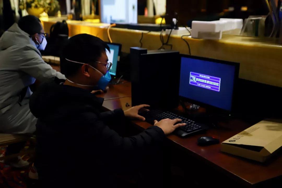 与时间赛跑，为生命逆行，星夜兼程奔向武汉