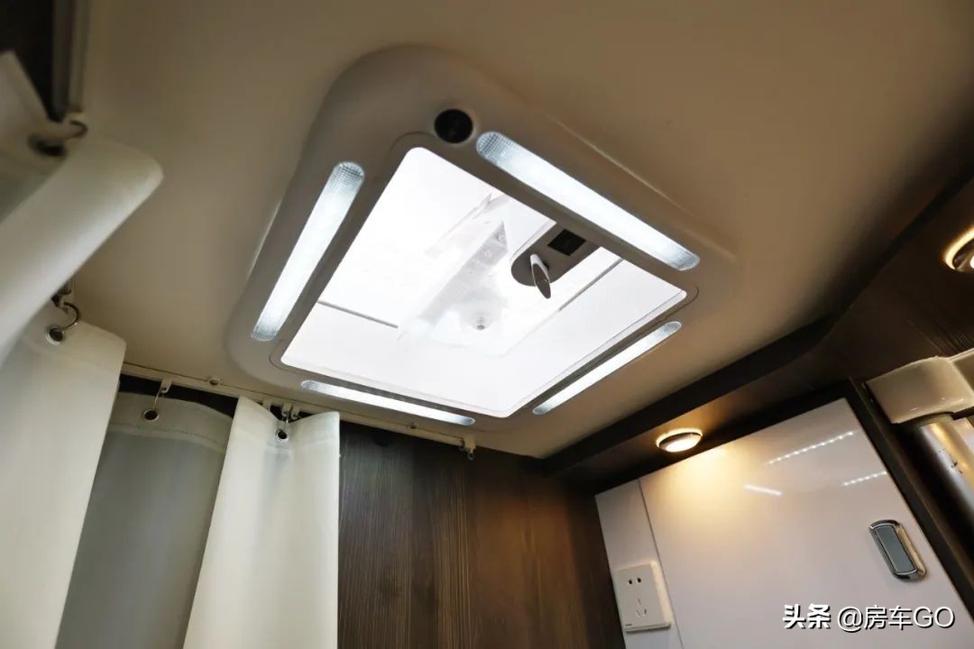 这台房车有5种充电方式，车内电器语音控制，卫生间也是干湿分离