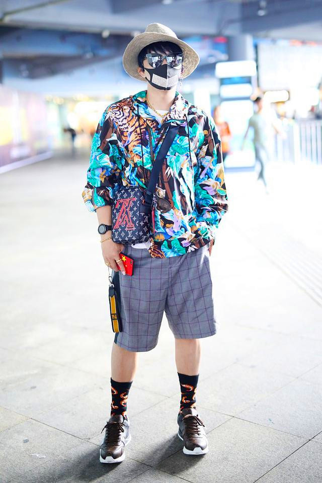 陈志朋真够了，一身宽松穿成“200斤胖子”，戴红色口罩吸睛惹眼