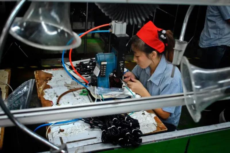 他用20年,拍下了流水线上的一代“打工人”