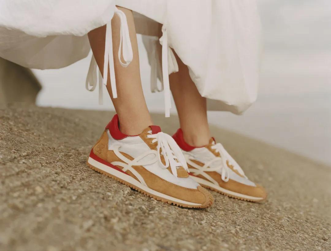 德训鞋奶油蓝白,白百何黑色德训鞋穿搭