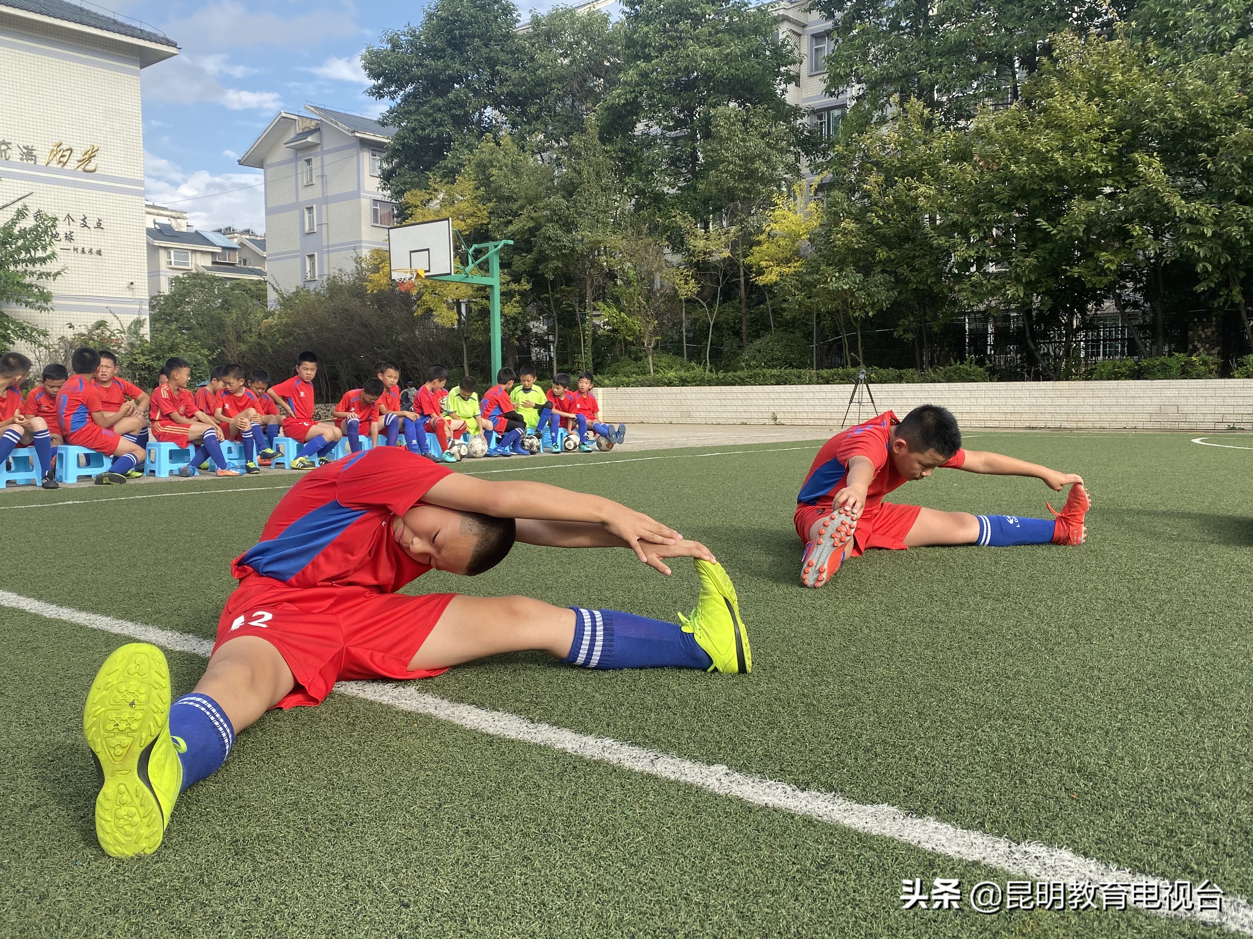 彰显足球特色打造魅力校园,学校努力打造足球特色学校报道