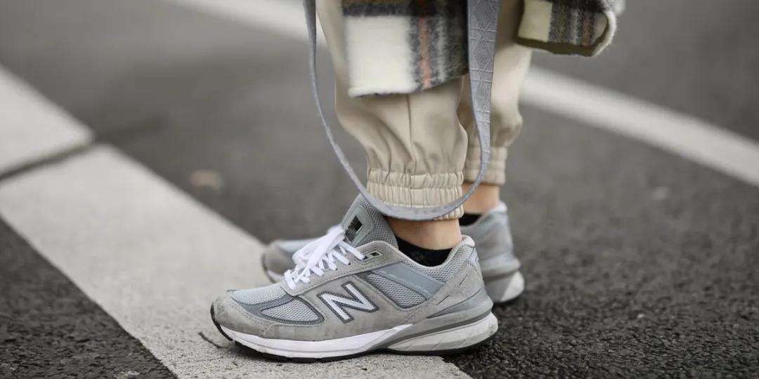 灰色运动鞋是什么梗,灰色运动鞋新百伦搭配