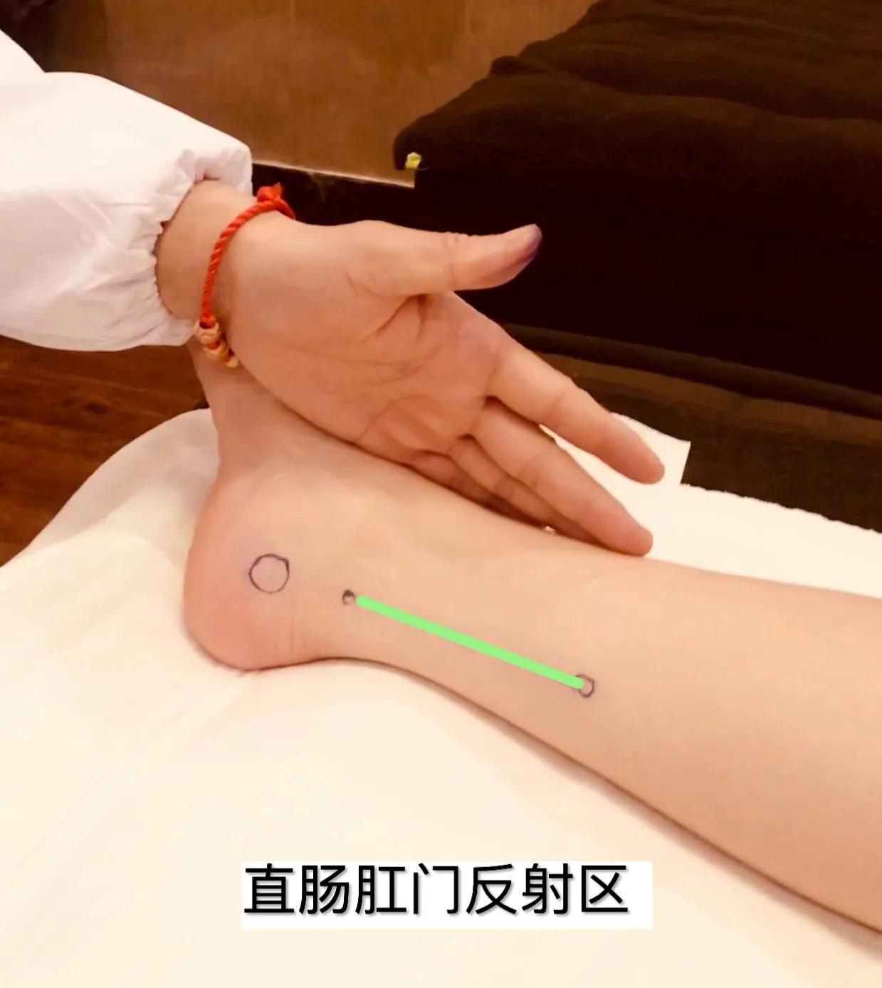 做足疗到底有什么好处？养生小妙招：足部按摩如何快速解决便秘