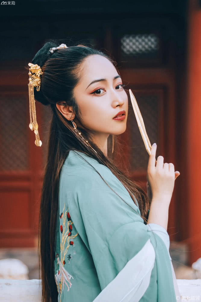 故宫拍宫廷写真照,故宫里拍照的女人