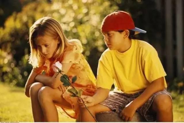 孩子好奇触摸*处私**，是对身体的探索，父母的态度决定他对性的认识