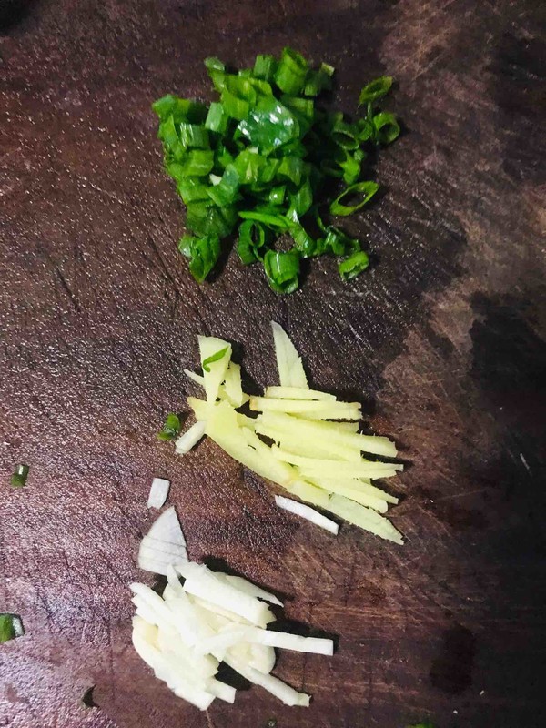 用盐腌的鱼怎样煮好吃,煮鱼时腌鱼的正确腌制方法